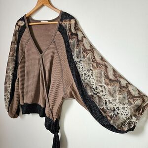 LIKE NEW NEVER WORN ALLIE RAE V NECK LOOSE FITTING WIDE PUFFED SLEEVES TOP SZ M